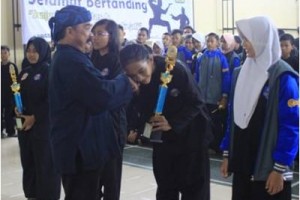 penyerahan piala juara umum jurnalis cup I.